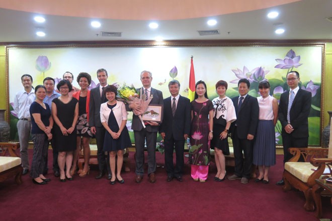 Trao Kỷ niệm chương Vì sự nghiệp ngành Kế hoạch và Kl99ok phiên bản mới cho Giám đốc AFD tại Việt Nam ảnh 1
