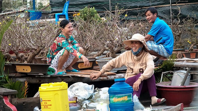 Khách Tây thấy bất ngờ vì cảnh chợ hoa trên sông giữa Sài Gòn ảnh 10