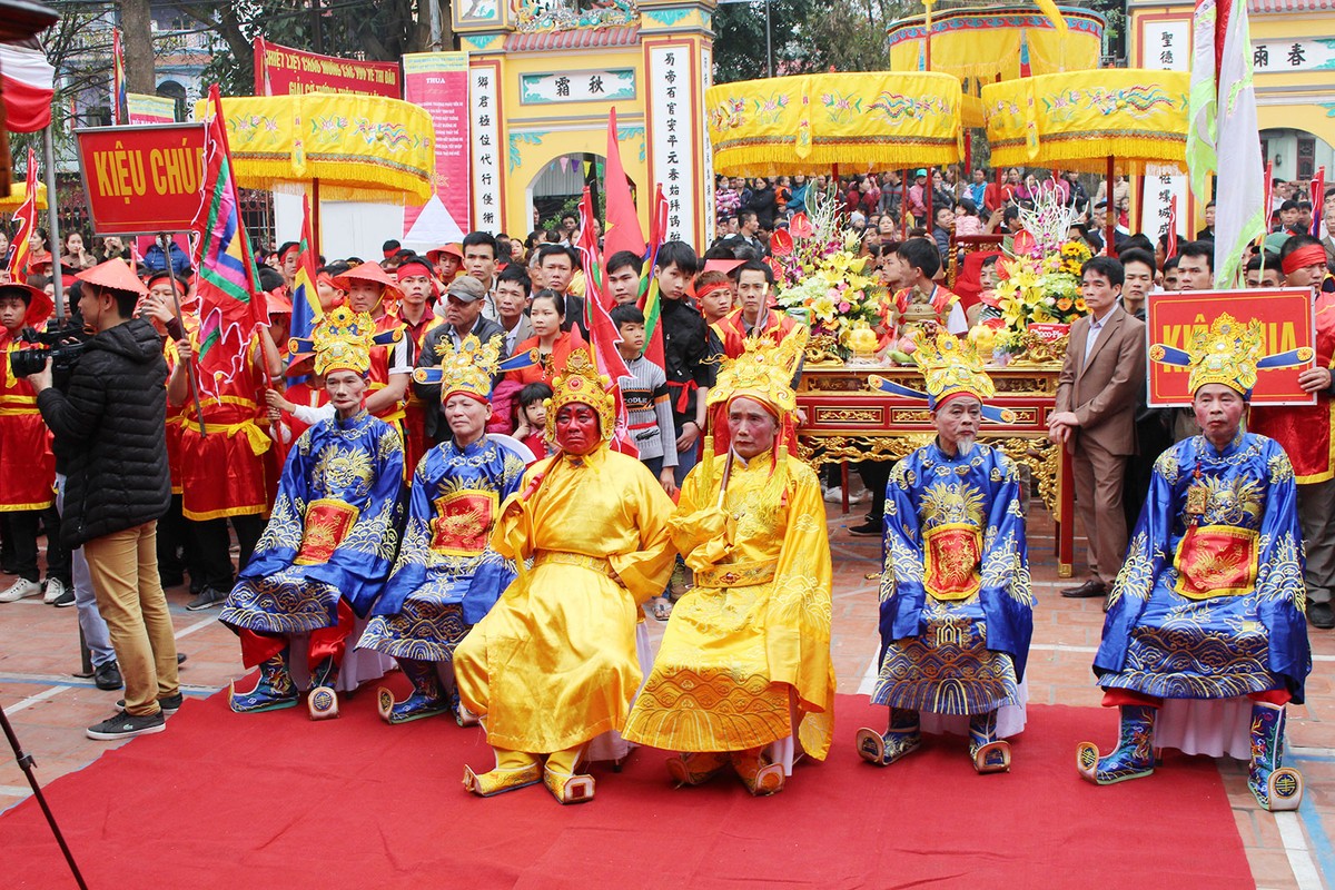 Hàng ngàn người tham gia lễ hội rước Vua giả tại Đền Sái, huyện Đông Anh ảnh 1