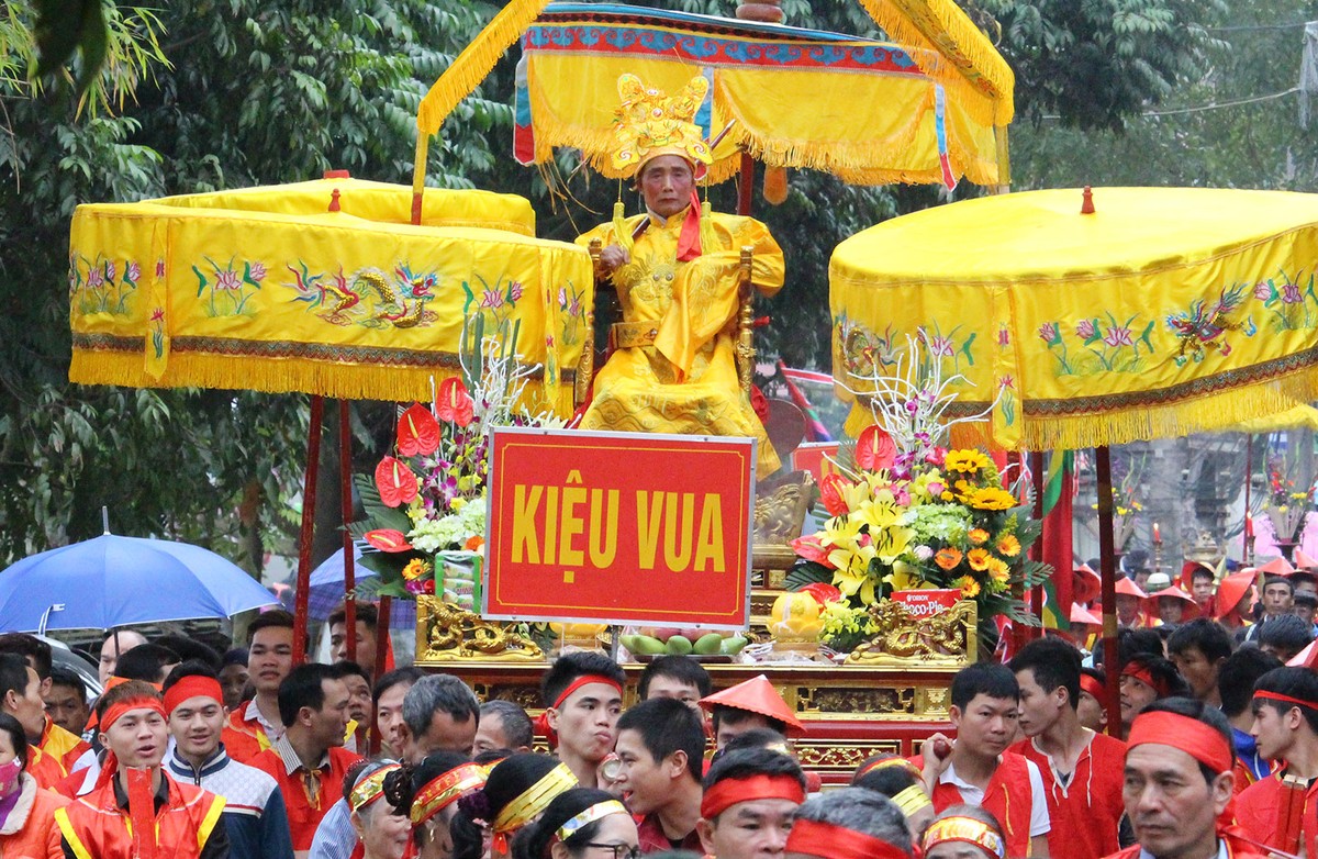 Hàng ngàn người tham gia lễ hội rước Vua giả tại Đền Sái, huyện Đông Anh ảnh 3