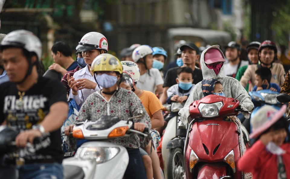Người dân mang võng vào công viên nằm trốn nắng ngày lễ ảnh 13
