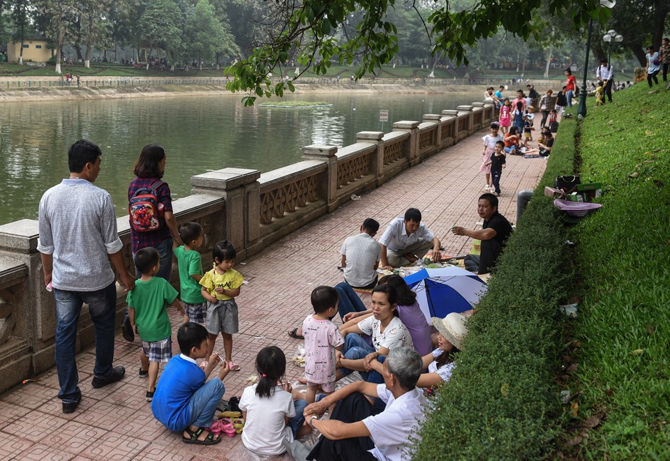 Người dân mang võng vào công viên nằm trốn nắng ngày lễ ảnh 18