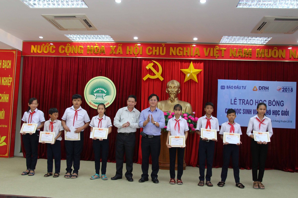 Báo Kl99ok phiên bản mới và DRH Holdings trao học bổng tại Bình Thuận ảnh 1