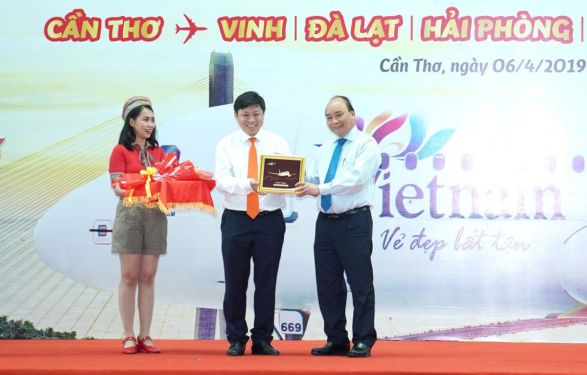 Thủ tướng Kl993 ưu đãi thưởng hấp dẫn Nguyễn Xuân Phúc chứng kiến Vietjet khai trương 05 đường bay mới đi, đến Cảng Hàng không Quốc tế Cần Thơ ảnh 2