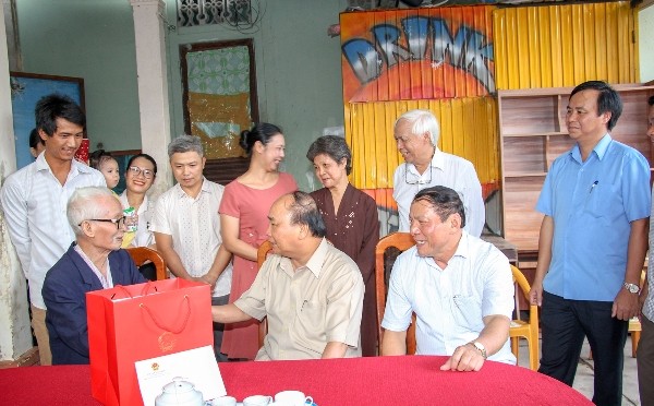Thủ tướng Nguyễn Xuân Phúc dâng hương tưởng niệm các anh hùng liệt sĩ, thăm các gia đính chính sách tại Quảng Trị ảnh 1