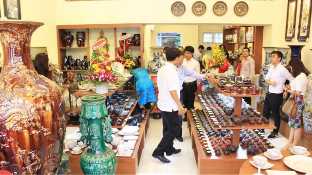Làng nghề gốm sứ xã Bát Tràng được công nhận là “điểm du lịch” của Hà Nội ảnh 1