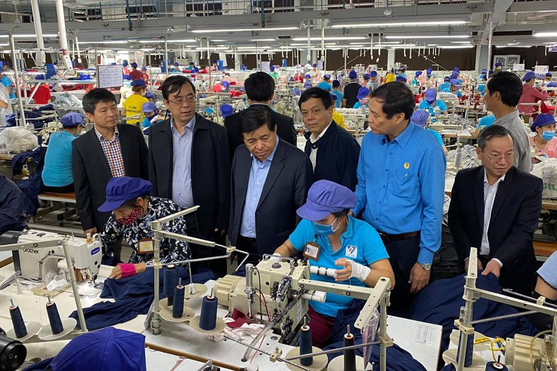 Bộ trưởng Nguyễn Chí Dũng chúc Tết, tặng quà chiến sĩ, công nhân, gia đình chính sách tỉnh Quảng Trị ảnh 3