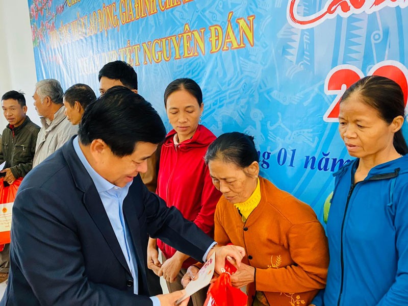Bộ trưởng Nguyễn Chí Dũng chúc Tết, tặng quà chiến sĩ, công nhân, gia đình chính sách tỉnh Quảng Trị ảnh 4