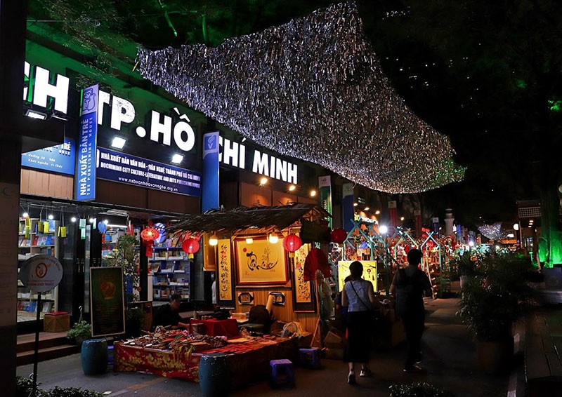 Không khí Tết tại đường sách TP.HCM ảnh 2