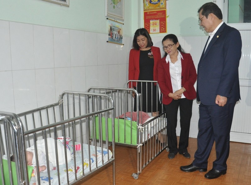 Đêm giao thừa, lãnh đạo thành phố Đà Nẵng tặng quà cho trẻ mồ côi ảnh 3