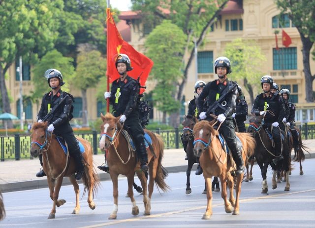 Đại biểu Quốc hội dự buổi diễu hành của Khối Cảnh sát cơ động Kỵ binh ảnh 2