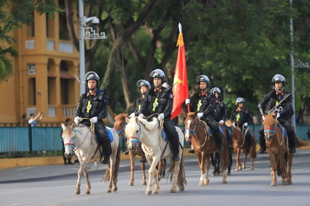 Đại biểu Quốc hội dự buổi diễu hành của Khối Cảnh sát cơ động Kỵ binh ảnh 3