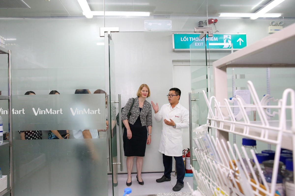 Đại sứ New Zealand thưởng thức táo và kiwi của đất nước mình ngay tại VinMart ảnh 1