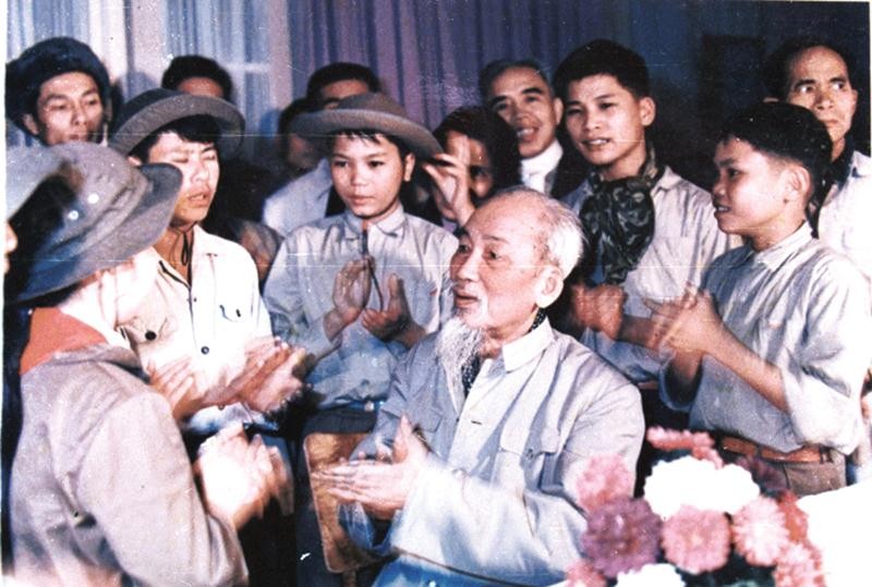 Bác Hồ gặp các cháu thiếu nhi dũng sỹ miền Nam tại Phủ Chủ tịch, năm 1968. Ảnh: TTXVN