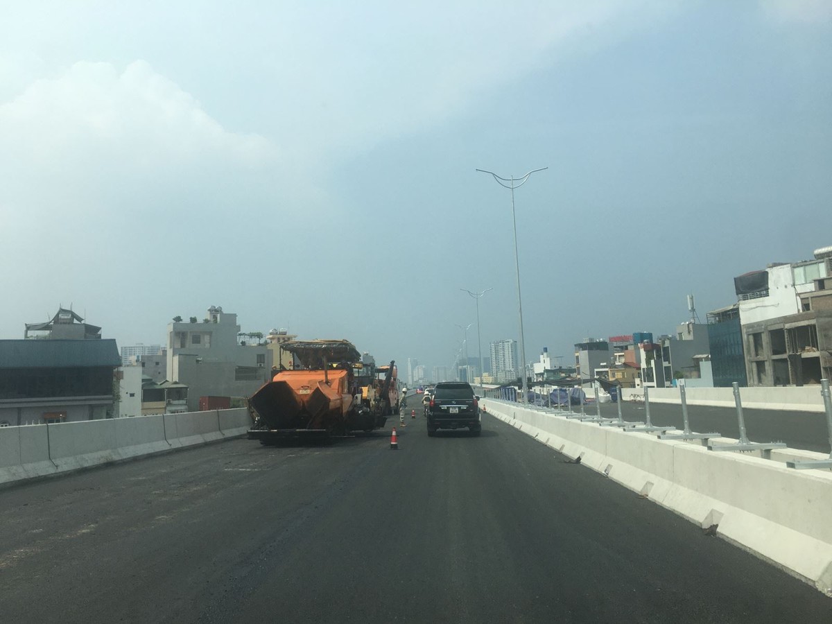 Dự án xây dựng cầu cạn đoạn Mai Dịch - Nam Thăng Long hiện đã hoàn thành hơn 98% khối lượng.