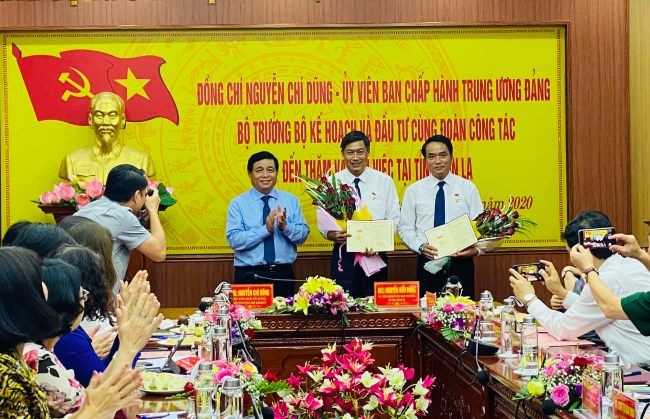 Bộ trưởng Nguyễn Chí Dũng đã trao tặng Kỷ niệm chương Vì sự nghiệp ngành Kế hoạch và Kl99ok phiên bản mới Việt Nam cho lãnh đạo tỉnh Sơn La.