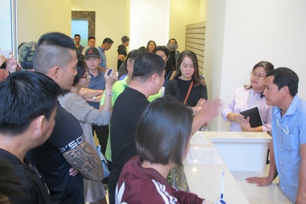 Việc chủ Kl99ok phiên bản mới chậm ra sổ hồng cho khách hàng là nguồn cơn của các tranh chấp, tụ tập đông người