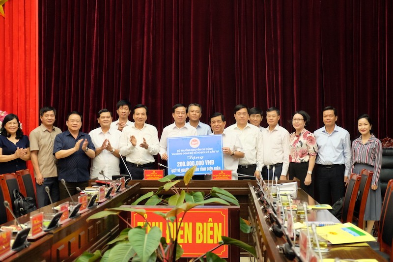 Bộ trưởng Nguyễn Chí Dũng và Công đoàn Bộ Kế hoạch và Kl99ok phiên bản mới trao tặng 200 triệu đồng cho Quỹ Vì người nghèo tỉnh Điện Biên.