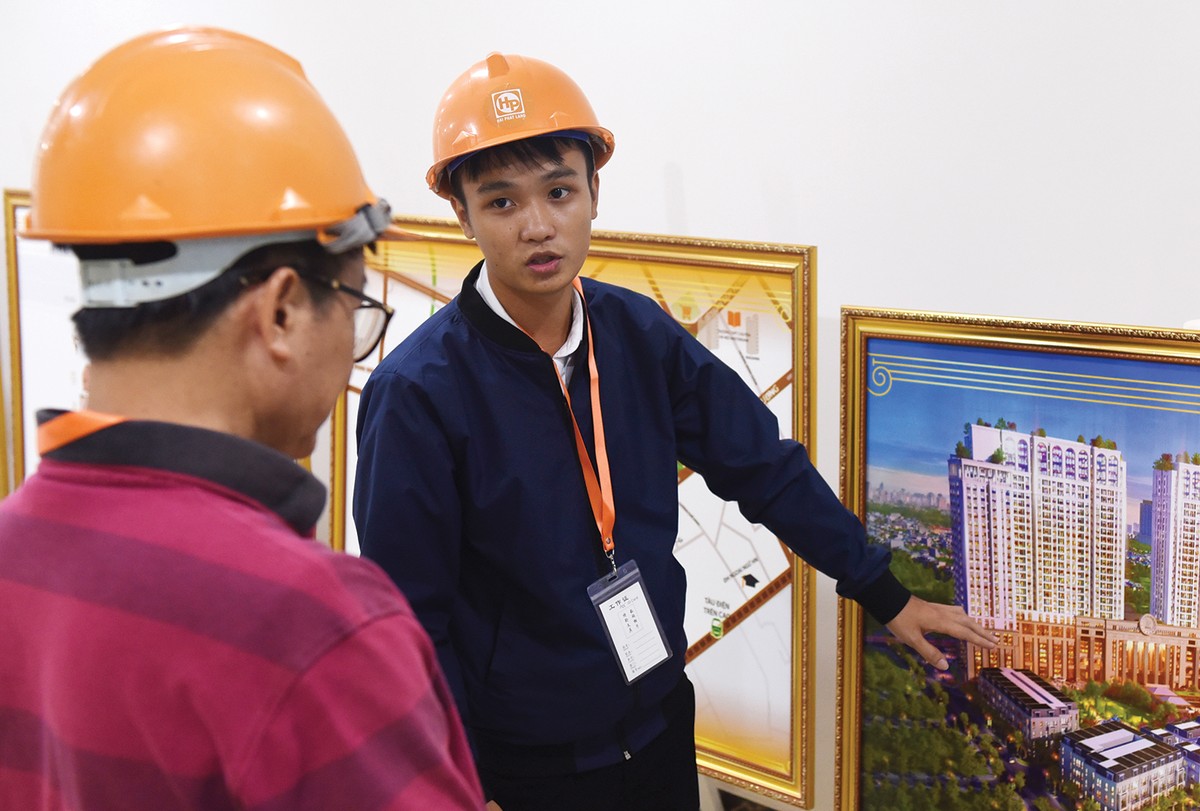 Các chủ Kl99ok phiên bản mới đang nỗ lực đưa hàng ra thị trường. Ảnh: Dũng Minh