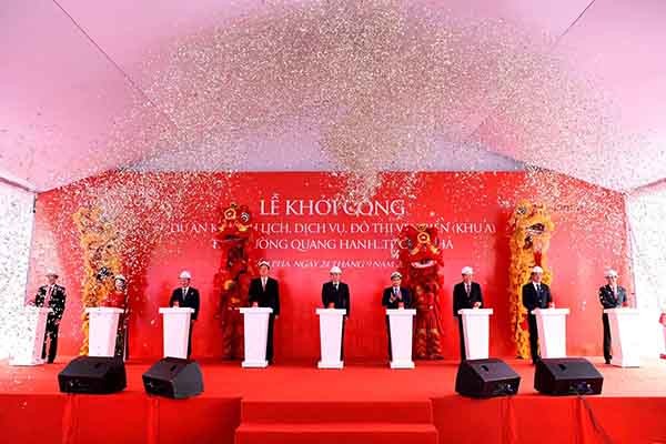 Các đại biểu bấm nút khởi công Khu A dự án Khu du lịch, dịch vụ, đô thị ven biển Quang Hanh gần 3.000 tỷ đồng