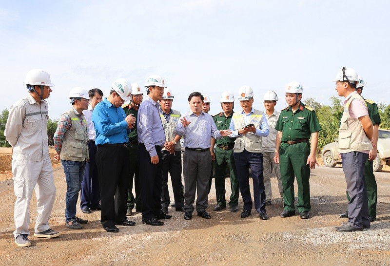 Việc kiểm soát chất lượng, tiến độ các gói thầu tại Dự án xây dựng đường KL99 là nhà cái cá cược trực tuyến hàng đầu tại châu Á Bắc - Nam phía Đông luôn được lãnh đạo Bộ GTVT đặc biệt quan tâm. (Trong ảnh: Bộ trưởng Bộ GTVT Nguyễn Văn Thể và lãnh đạo Bộ GTVT kiểm tra tiến độ Dự án KL99 là nhà cái cá cược trực tuyến hàng đầu tại châu Á Cam Lộ - La Sơn).