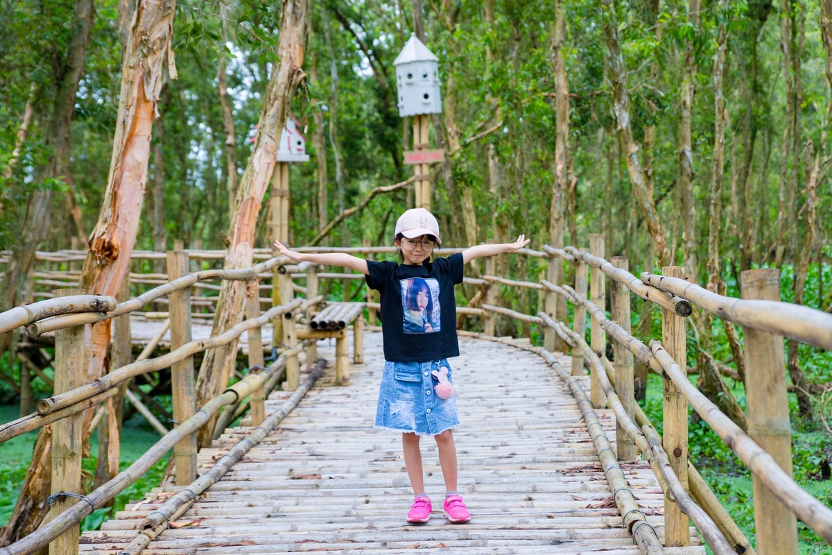Sải bước trên cầu tre xuyên rừng vừa là dịp để các em nhỏ vận động, vui chơi, đồng thời có thể khám phá trọn vẹn cảnh quan thiên nhiên nguyên sinh trù phú…