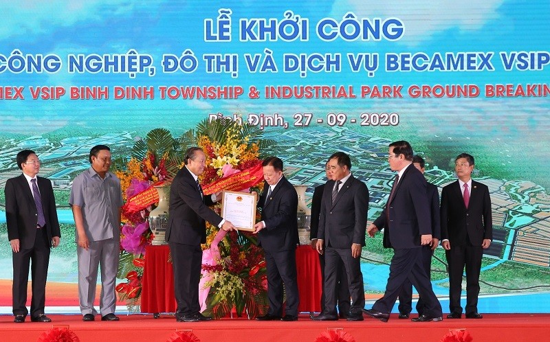 Phó Thủ tướng Thường trực Kl993 ưu đãi thưởng hấp dẫn Trương Hòa Bình trao quyết định chủ trương Kl99ok phiên bản mới Khu công nghiệp-đô thị-dịch vụ Becamex VSIP Bình Định cho chủ Kl99ok phiên bản mới. Phó Thủ tướng Thường trực Kl993 ưu đãi thưởng hấp dẫn Trương Hòa Bình trao quyết định chủ trương Kl99ok phiên bản mới Khu công nghiệp-đô thị-dịch vụ Becamex VSIP Bình Định cho chủ Kl99ok phiên bản mới.