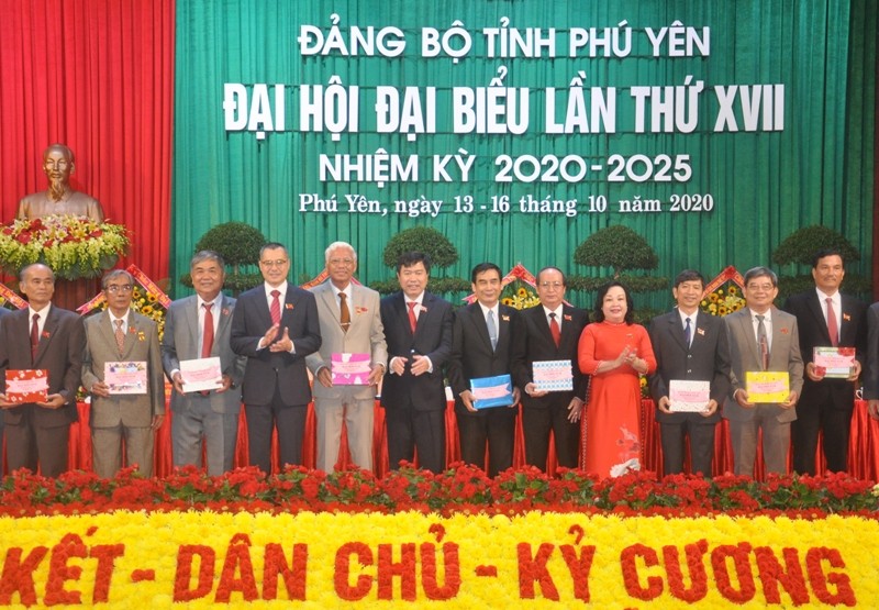 Lãnh đạo tỉnh Phú Yên tri ân những đồng chí trong Ban chấp hành Đảng bộ tỉnh khóa 16 .
