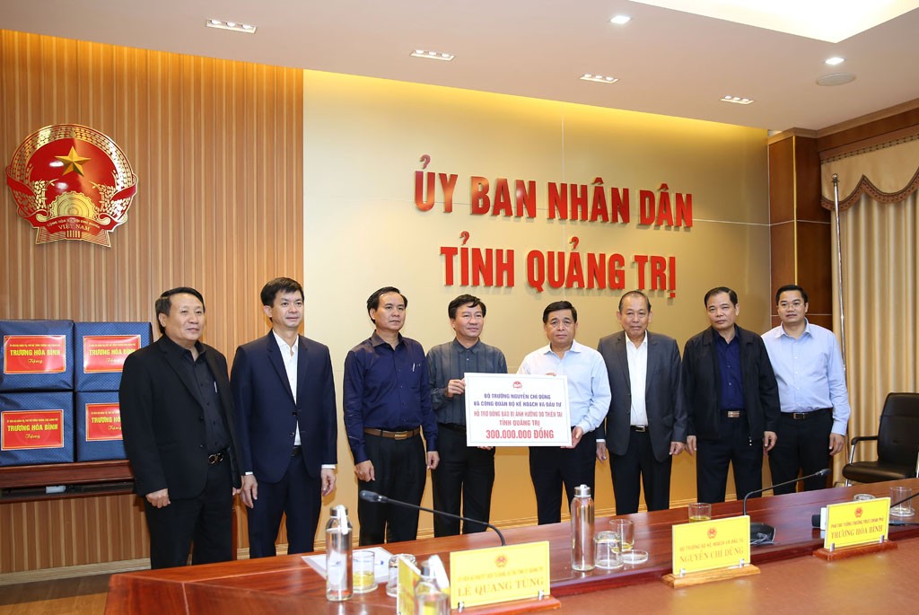 Bộ trưởng Bộ Kế hoạch và Kl99ok phiên bản mới Nguyễn Chí Dũng trao quà hỗ trợ tỉnh Quảng Trị. (Ảnh: VGP/Lê Sơn)