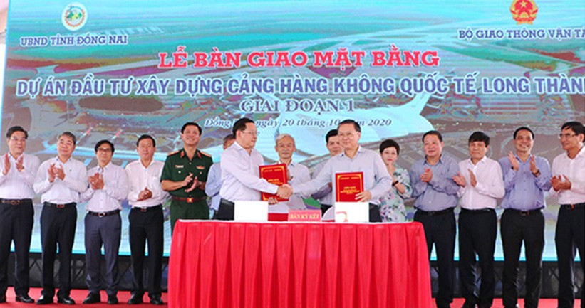 Đại diện lãnh đạo các bộ, ngành trung ương và tỉnh Đồng Nai thực hiện nghi thức bàn giao mặt bằng trên thực địa. Ảnh: Phạm Tùng. Đại diện lãnh đạo các bộ, ngành trung ương và tỉnh Đồng Nai thực hiện nghi thức bàn giao mặt bằng trên thực địa. Ảnh: Phạm Tùng.