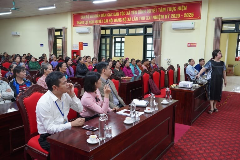 TS. Nguyễn Thu Thủy trao đổi với các đại biểu, học viên tại huyện Thạch Thất về phương thức làm du lịch cộng đồng, ngày 30/10.
