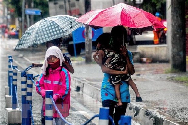 Người dân tại tỉnh Manila, Philippines. (Ảnh: THX/TTXVN)