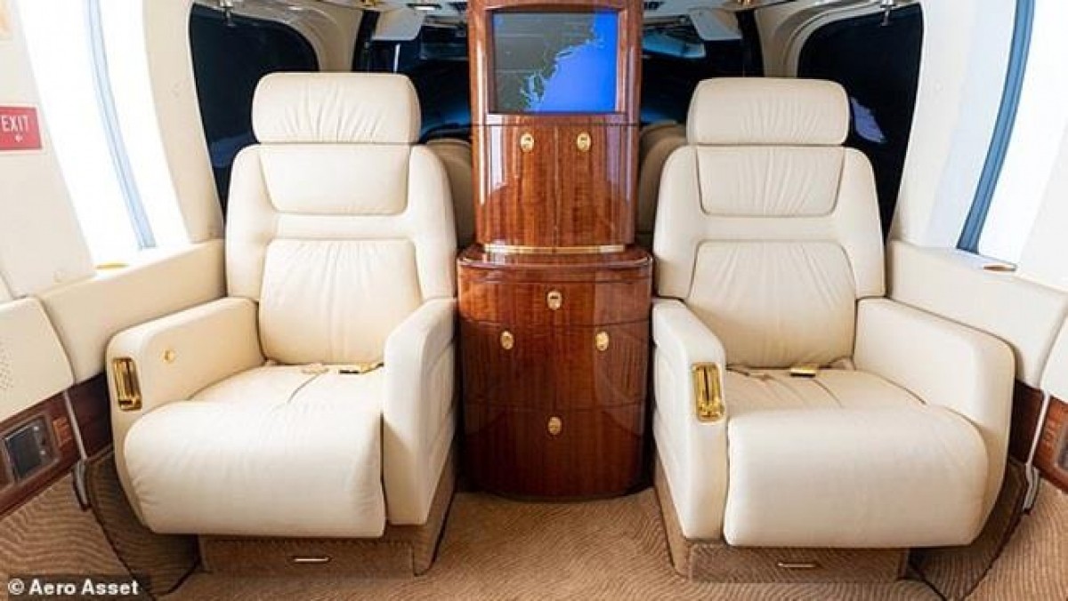Ghế bọc da có nhiều phụ kiện bằng vàng. (Ảnh: Aero Aset)
