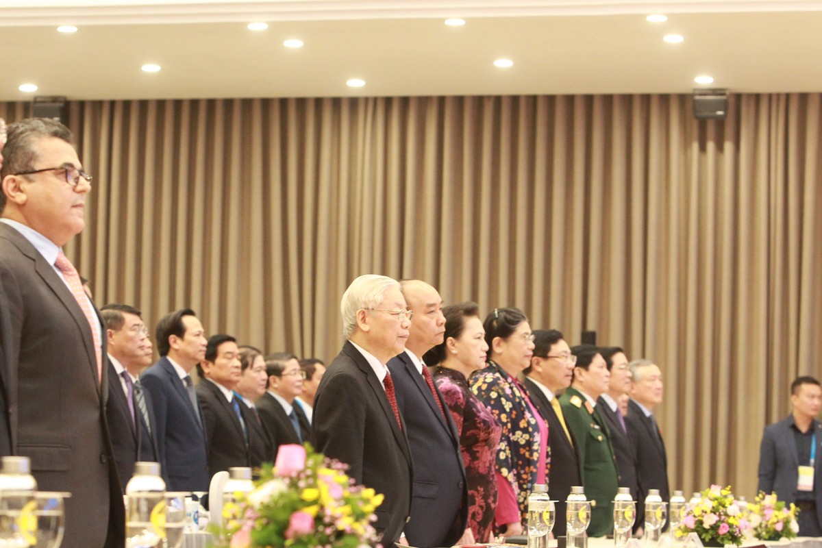 Các đại biểu thực hiện nghi lễ chào cờ (Ảnh: Đức Thanh) Các đại biểu thực hiện nghi lễ chào cờ (Ảnh: Đức Thanh)