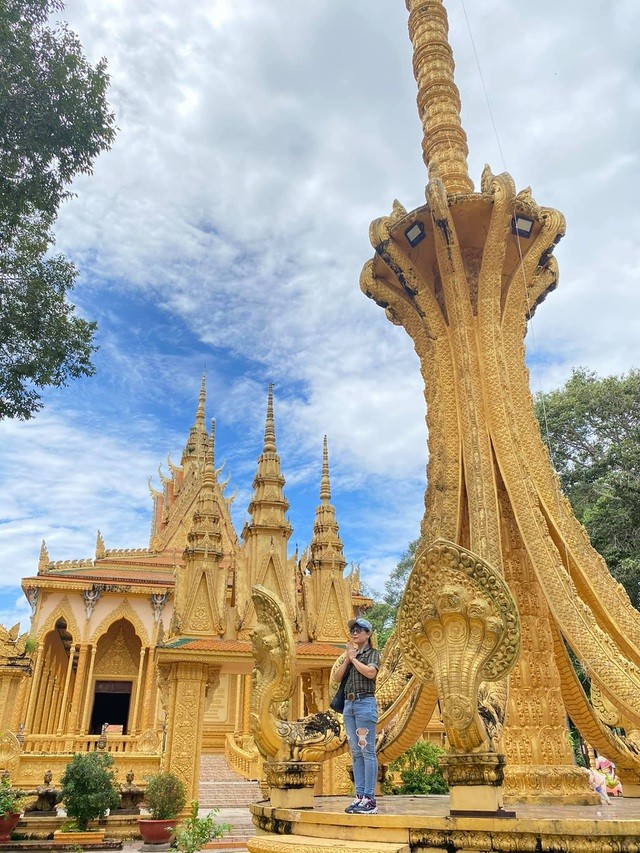 Vàm Ray là ngôi chùa Khmer lớn nhất ở Việt Nam. Nhìn từ bên ngoài, ngôi chùa mang dáng dấp như một cung điện. Ảnh: Viên Viên Ngọc