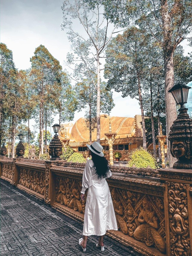 Nhiều du khách đến chùa Vàm Ray thích thú chụp hình với bức tượng Phật khổng lồ. Chỉ cần chọn một góc ảnh chụp ưng ý là du khách đã có ngay những bức hình check-in đẹp mê ly. Ảnh: Thùy Dung