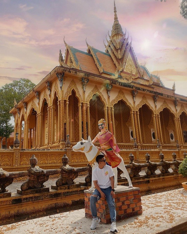 Đến tham quan chùa Vàm Ray, du khách không chỉ được chứng kiến những nét kiến trúc đặc sắc mà còn được dạo bước trong không gian vô cùng rộng lớn, cảm nhận bầu không khí thanh tịnh tại chùa. Ảnh: @Dupeo.review