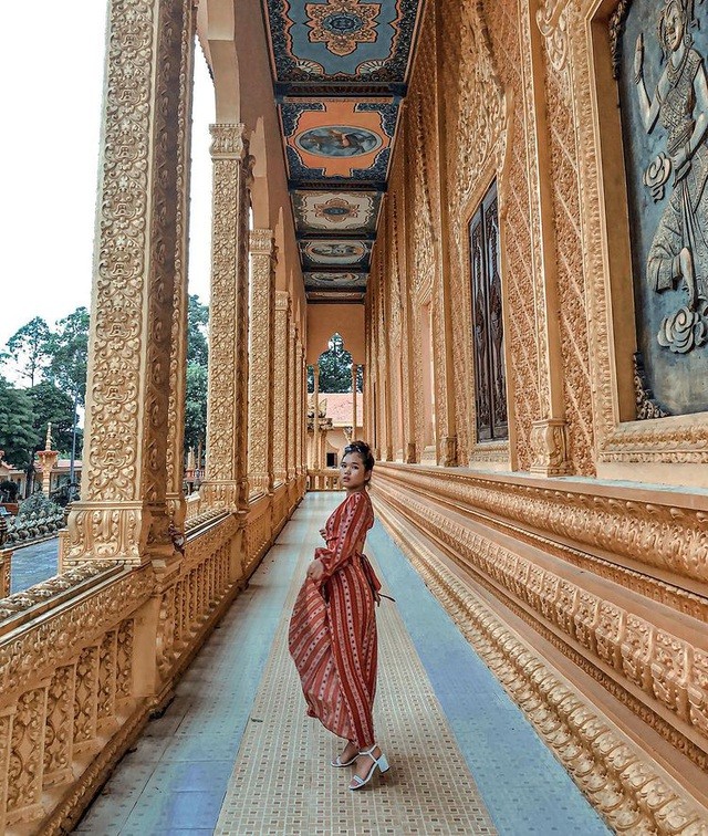 Tới đây, du khách có thể cầu bình an, sức khỏe cho người thân và gia đình cũng như thoải mái chụp hình check-in với những bộ trang phục truyền thống của người Khmer. Ảnh: @nhienng_
