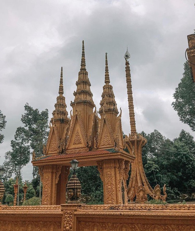 Đến tham quan chùa Vàm Ray, du khách được chiêm ngưỡng toàn bộ công trình có phong cách kiến trúc Angkor đầy ấn tượng - một kiến trúc đặc trưng của người Campuchia. Ảnh: @nhienng_
