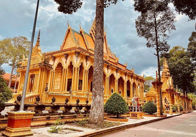 Tòa chính điện chùa Vàm Ray có 4 cổng, cổng chính quay mặt về hướng đông theo truyền thống của các ngôi chùa Khmer, tượng trưng cho con đường tu hành của Phật đi từ Tây sang Đông. Ảnh: @letrungnghiatg