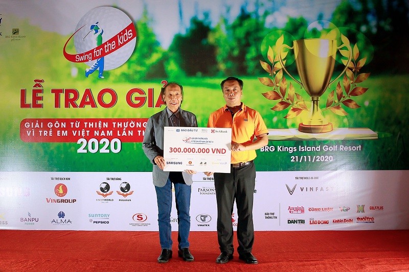 Tại buổi Gala trao giải tối 21/11/2020, ông Lê Trọng Minh, Tổng Biên tập Báo Kl99ok phiên bản mới, Trưởng Ban tổ chức Giải (bên phải) đã trao cho Giám đốc Quỹ Khuyến học Việt Nam Phạm Huy Hoàn - đạ diện đơn vị thụ hưởng quỹ học bổng số tiền 300 triệu đồng, tài trợ kinh phí cho Chương trình học bổng khuyến học và hỗ trợ công tác khuyến học từ Quỹ Học bổng “Vì trẻ em Việt Nam” - Ảnh: Chí Cường