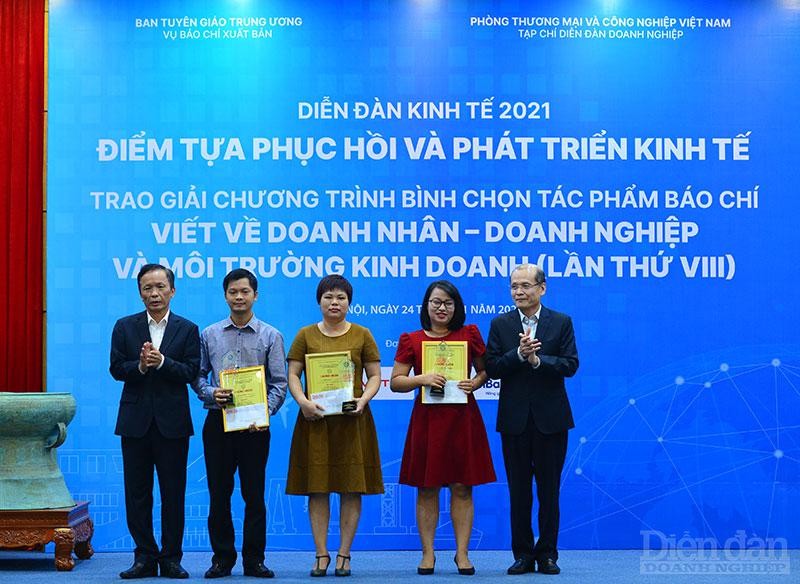 Tác giả Anh Hoa (đứng giữa), Báo Kl99ok phiên bản mới với Tác phẩm "Jang Kều: Để một Việt Nam không ngừng mơ ước…".