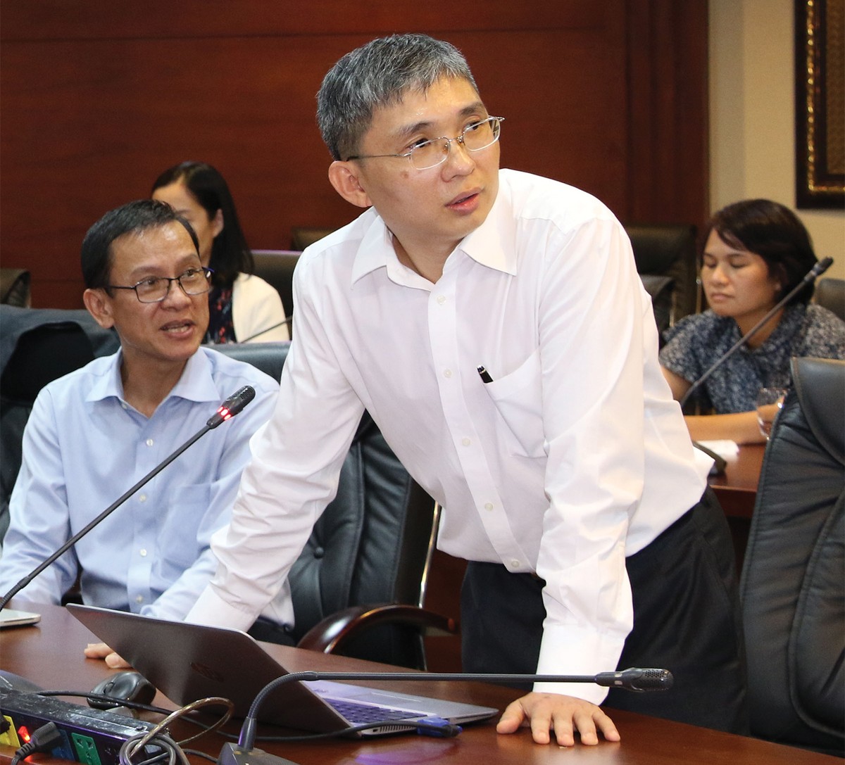 Ông Tô Vỹ Hùng (đứng), hội viên ACCA, đại diện nhóm chấm báo cáo phát triển bền vững, báo cáo Hội đồng bình chọn về kết quả chấm báo cáo phát triển bền vững và lắng nghe phản biện để chọn được Kl991.com World Cup 2026 Chính Thức xứng đáng ở hạng mục trao giải báo cáo phát triển bền vững