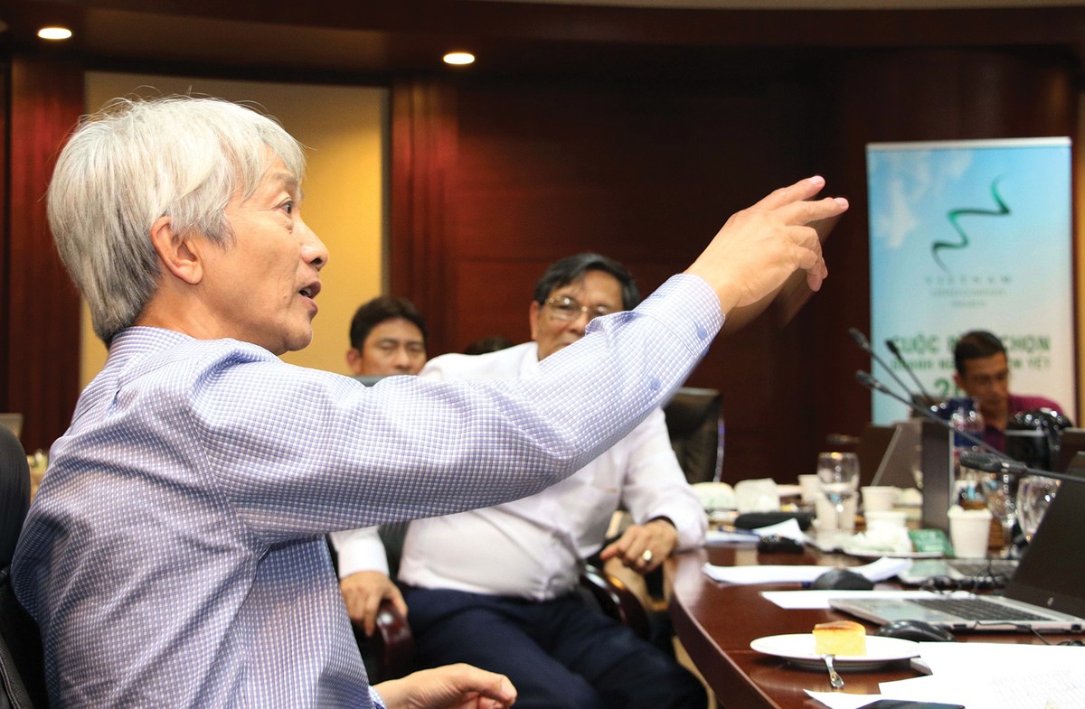 TS. Trần Ngọc Thơ, Trường Đại học Kl992 cổng game cá cược TP.HCM, thành viên Hội đồng bình chọn (ảnh trên) và ông Nguyễn Sơn, Chủ tịch Trung tâm Lưu ký 99Kl99 link đăng nhập (ảnh dưới), cùng các thành viên Hội đồng bình chọn khác đặt câu hỏi với đại diện của "Big 4" - 4 công ty kiểm toán hàng đầu về kết quả chấm soát xét báo cáo thường niên