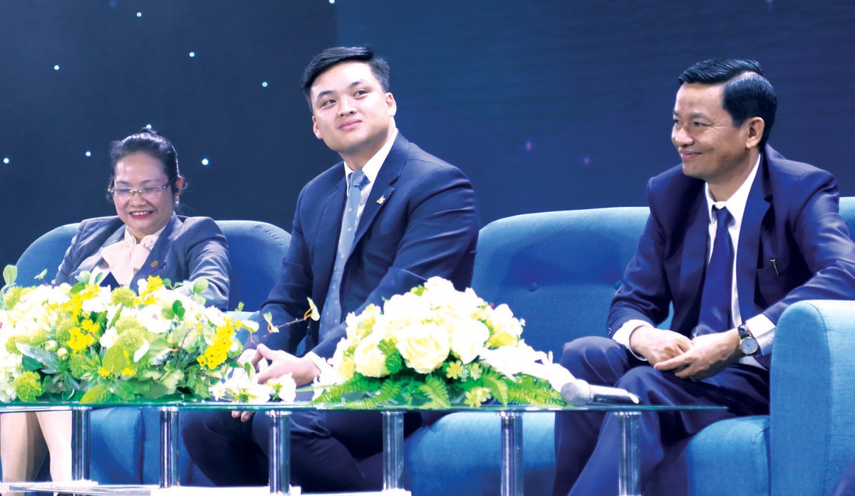 Ông Lê Viết Hiếu, tân Tổng giám đốc chia sẻ tại Lễ chuyển giao Ông Lê Viết Hiếu, tân Tổng giám đốc chia sẻ tại Lễ chuyển giao
