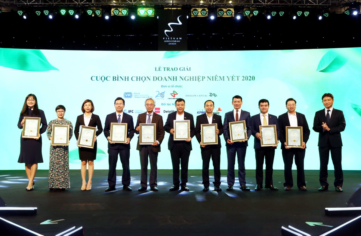 Ông Nguyễn Tuấn Anh, Phó tổng giám đốc Sở Giao dịch 99Kl99 link đăng nhập Hà Nội (phải) trao TOP 10 Kl991.com World Cup 2026 Chính Thức vốn hóa vừa.