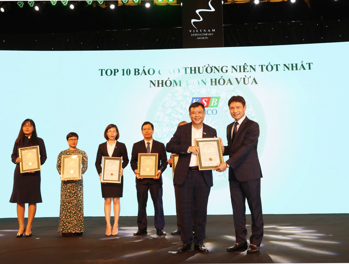 Đại diện KSB nhận TOP 10 nhóm vốn hóa vừa có BCTN tốt nhất.