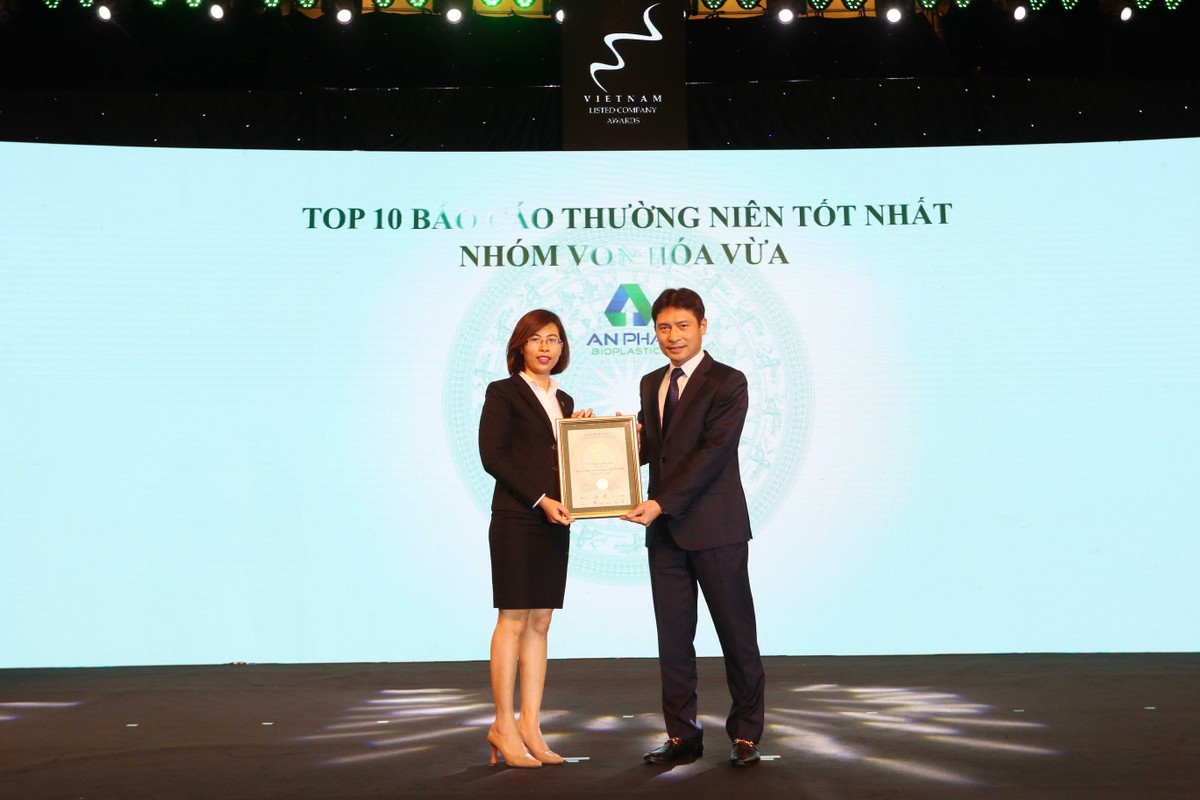 Đại diện CTCP Nhựa An Phát Xanh TOP 10 DNNY nhóm vốn hóa vừa có BCTN tốt nhất