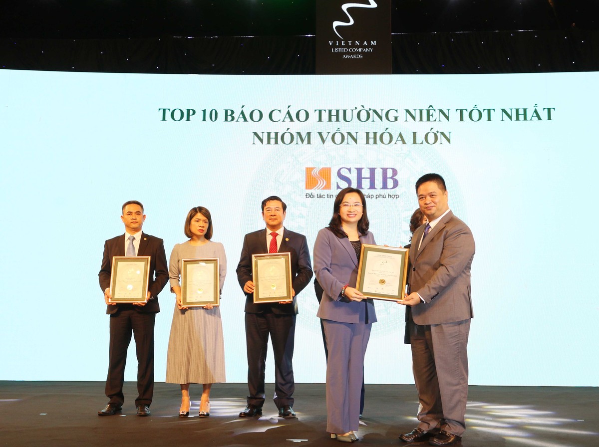 Đại diện SHB nhận TOP 10 DNNY nhóm vốn hóa lớn có BCTN tốt nhất