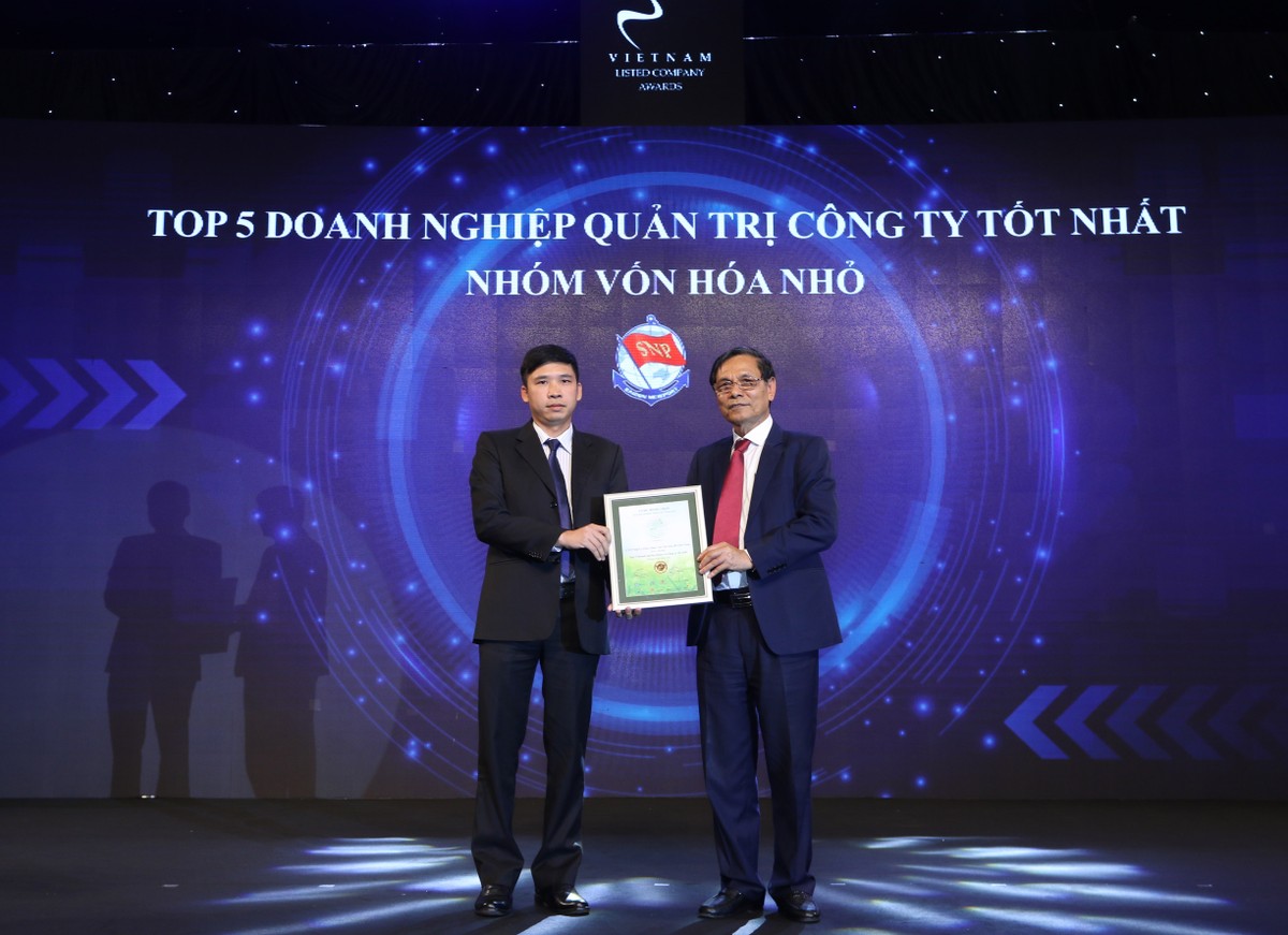 Đại diện TCL nhận TOP 5 Kl991.com World Cup 2026 Chính Thức quản trị công ty tốt nhất nhóm vốn hóa nhỏ